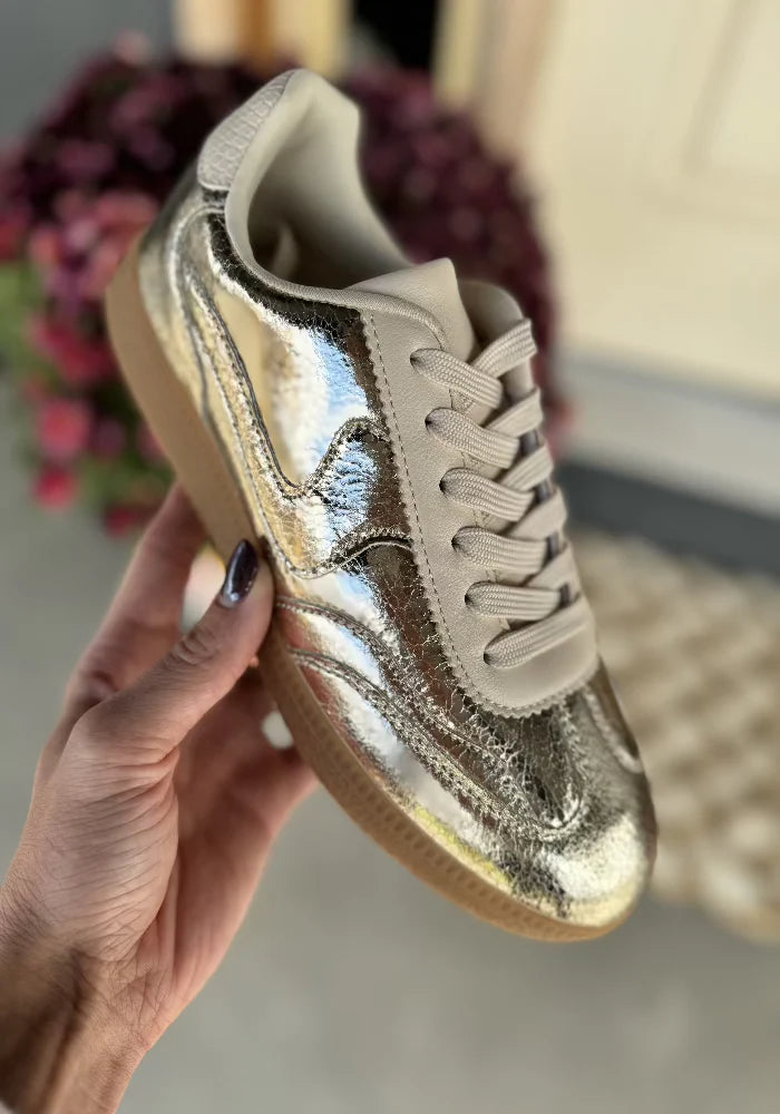 Gold Wavy Swoosh Stripe Design Low Sneaker