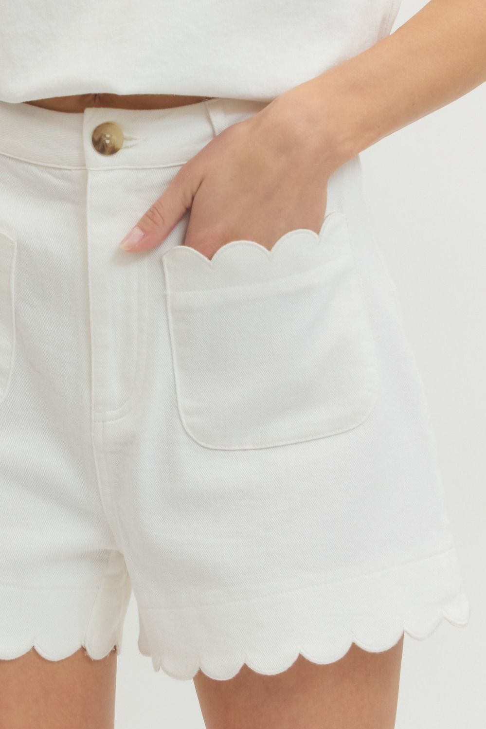 White High~Rise Scalloped Shorts~ Entro