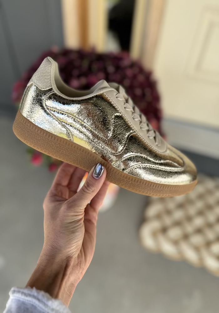 Gold Wavy Swoosh Stripe Design Low Sneaker